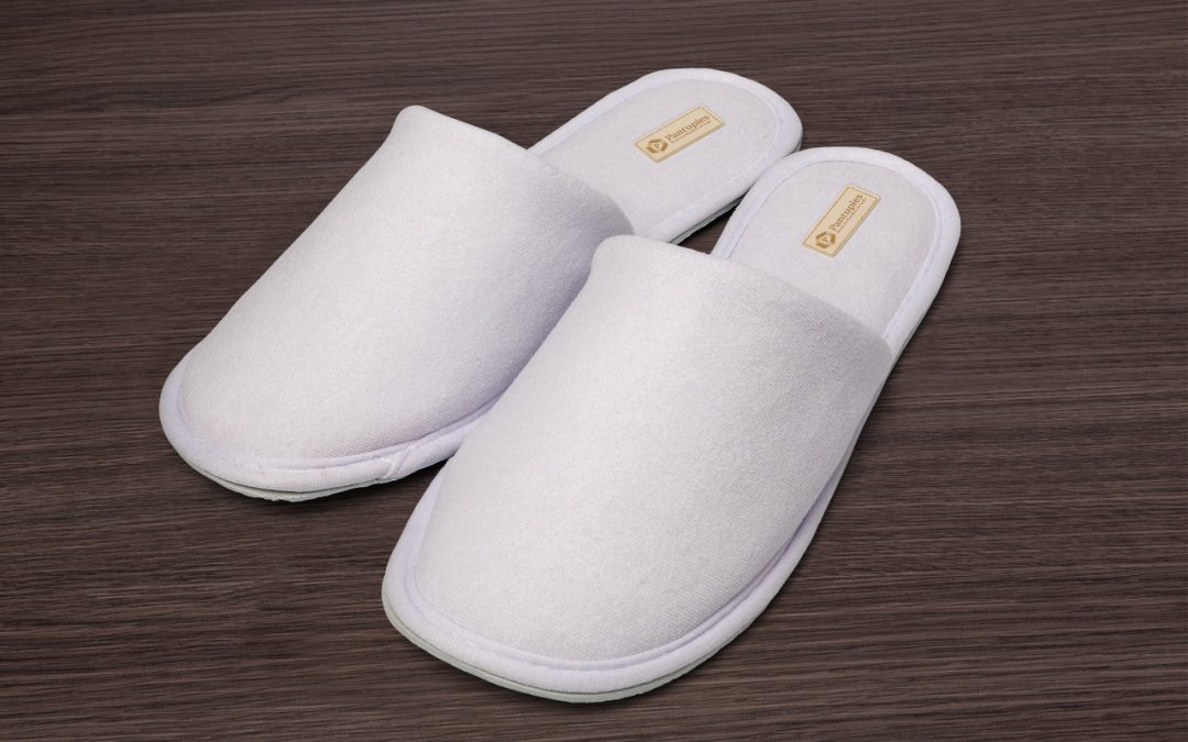 Pantufla cerrada de microfibra para hotel | Línea Clásica